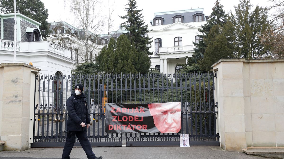 Česká ambasáda už propustila „své“ Rusy. Nyní se čeká na krok Moskvy